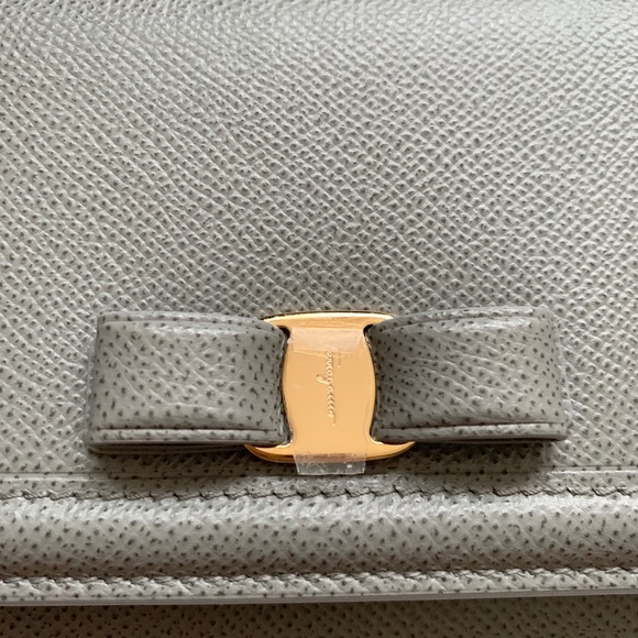 New Ferragamo Vara Bow Mini Leather Crossbody - Picture 3 of 14
